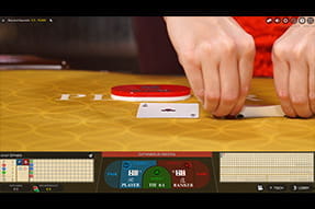 Bacccarat in der langsamen Variante - hier das Aufdecken der Karte