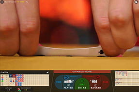 Beim Baccarat Squeeze werden die Karten nur langsam aufgedeckt