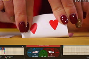 Langsames umdrehen der Karten beim Baccarat Squeeze von Evolution