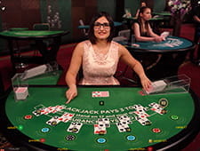 Das Bild zeigt einen Dealer beim Blackjack.