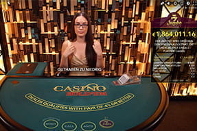 Hier sieht man eine Frau, die beim Live Spiel Casino Hold'em auf Spieler wartet. Rechts eingeblendet ist der aktuelle Jackpot in Höhe von mehr als 1,8 Mio. €.