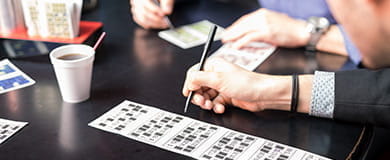 Eine Bingo Karte, auf der schon einige Zahlen markiert sind.