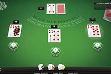 Der Blackjack Tisch von NetEnt mit gegebenen Karten.