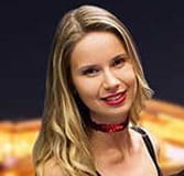 Palmira lässt bei Casino.com die Roulette Kugel rotieren.