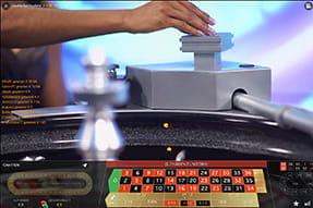 Roulette mit 2 Kugeln, hier sieht man das Einfüllen der Kugel in die Startmaschine