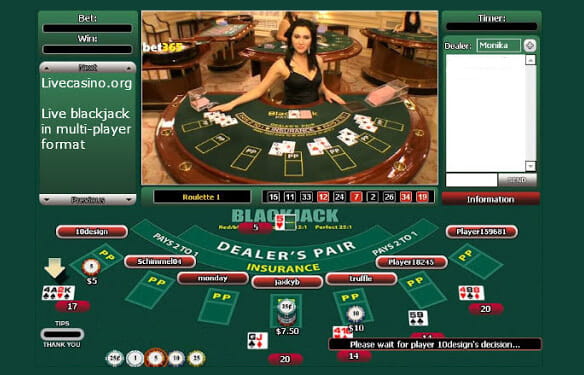 Eine Live Dealerin an einem Blackjack Echtgeld Tisch.