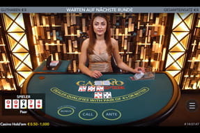 Das Bild zeigt eine echte Dealerin vor einem Pokertisch.