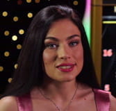 Das Bild zeigt eine Dealerin im violetten Trägerkleid.