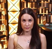 Das Bild zeigt eine professionelle Kartengeberin an einem Texas Hold'em Pokertisch.