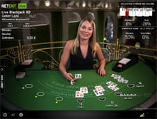 Das Bild zeigt eine Dealerin an einem Blackjacktisch.