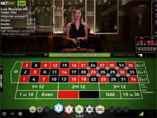 Das Bild zeigt eine Dealerin an einem Spieltisch.