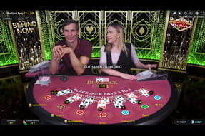 Zwei Dealer geben bei Blackjack Party Karten aus und unterhalten die Spieler.