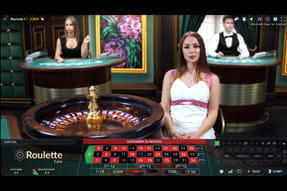 Das Bild zeigt eine Spielleiterin neben einem Roulette-Tisch.