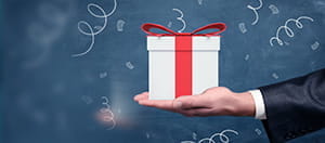 Eine Hand hГ¤lt eine Box mit Schleife.