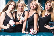Eine blonde Dame mit Casino Chips vor einem Roulettekessel und neben einem Stapel Jetons.