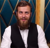 Der Live Dealer Alexej moderiert die Blackjack Partie.