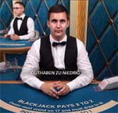 Auf diesem Bild leitet Dwayne eine Partie Blackjack.