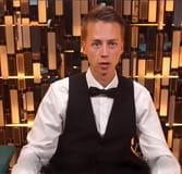 Der junge Toms zeigt sein professionelles Kartengeben am Pokertisch.