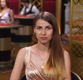 Hier sieht man die Dealerin Viktoria am Roulettetisch.