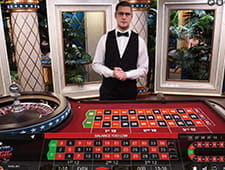 Zu sehen ist ein Dealer an einem Roulette Tisch.