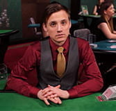 Das Bild zeigt einen gutausehenden jungen Blackjack Dealer.