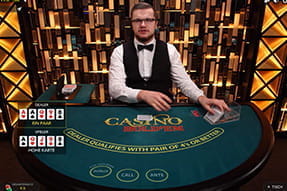 Ein Dealer an einem Casino Hold'em Tisch, einer klasisschen Casino Poker Variante.