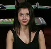 Triin gibt die Blackjack Karten im InterCasino