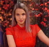 Das Bild zeigt eine blonde Dealerin beim Baccarat.