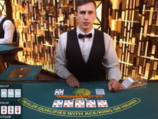 In dieser Vorschau sieht man einen Live Dealer hinter einem Caribbean Stud Poker Spieltisch im Live Casino von Vegas Hero.