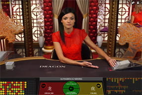 Hier ist ein Live Dealer von Evolution Gaming bei dem Spiel Dragon Tiger im Live Casino von Vegas Hero zu sehen.