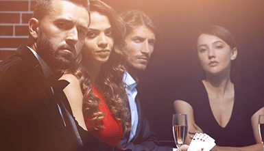 Eine Reihe von Spielern bei einer Partie mit Karten in der Hand.