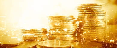 Stapel mit Geldmuenzen.