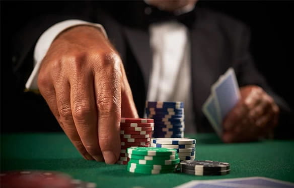 Ein Pokerspieler setzt seine Casino Chips.