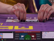 Karten werden langsam aufgedeckt, um die Spannung zu erhöhen