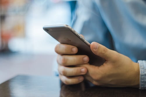 Mann mit Smartphone in der Hand