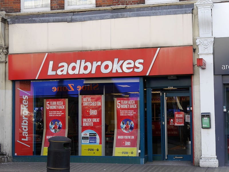 Eine Ladbrokes Coral Filiale an der North End Road in London