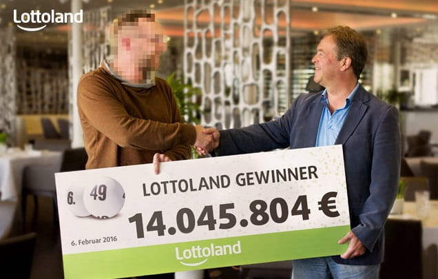 Das Siegerfoto eines Lottoland-Gewinners zusammen mit dem CEO Nigel Birrell