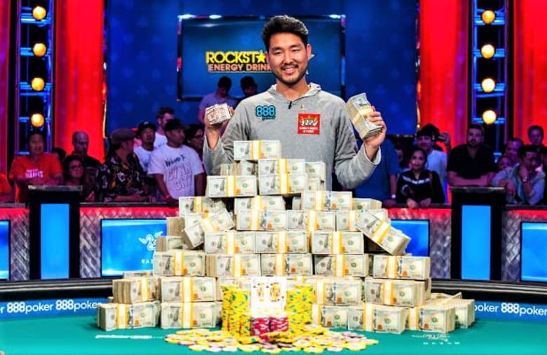 Ein Pressefoto des WSOP-Siegers 2018 John Cynn