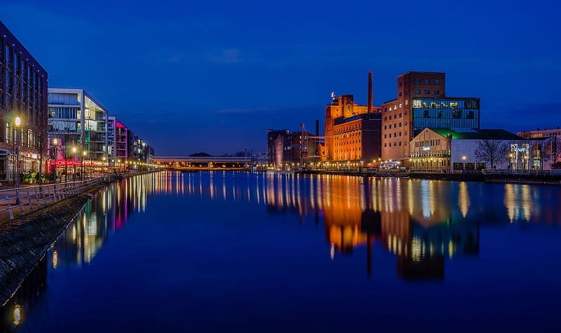 Der Duisburger Binnenhafen bei Nacht