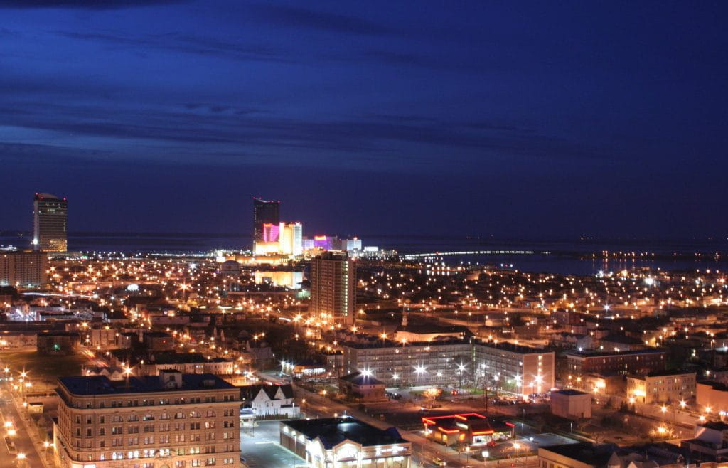 Die Skyline von Atlantic City, hellerleuchtet bei Nacht. 