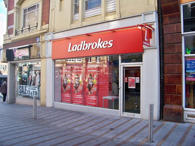 Eins von über 2.700 Ladbrokes-Wettbüros im Vereinigten Königreich, hier in Leeds, England.