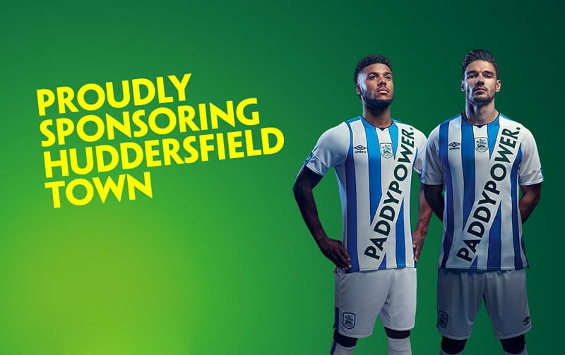 Das Logo des Buchmachers Paddy Power auf den Trikots von Huddersfield Town.