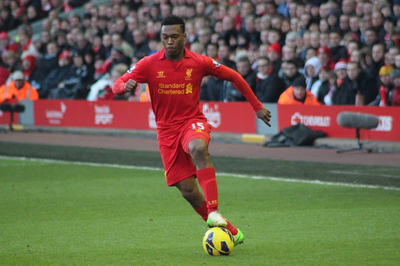 Der Premier League-Spieler Daniel Sturridge am Ball.