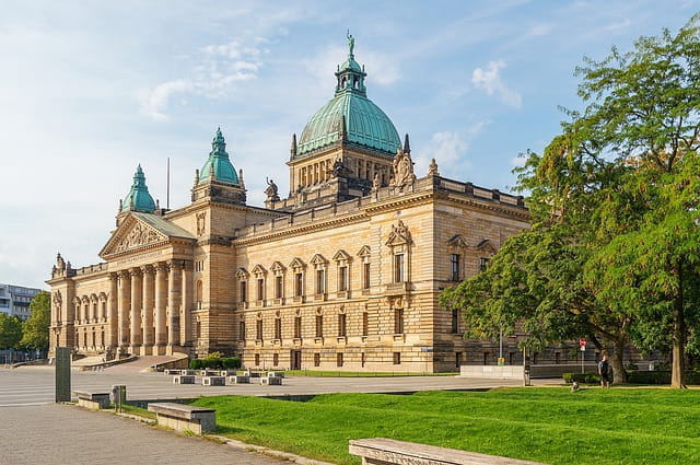 Das Bundesverwaltungsgericht in Leipzig bei Tag.