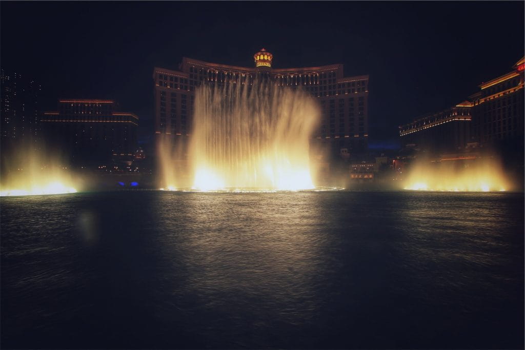 Aktive Springbrunnen vor dem Bellagio-Hotel in Las Vegas im Dunkeln.