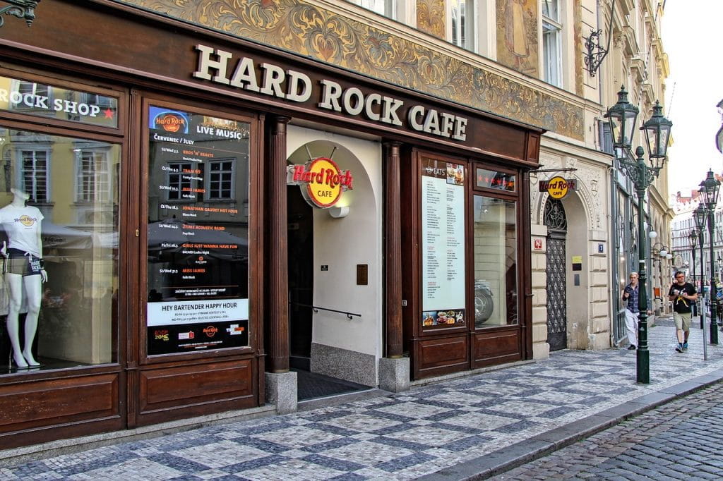 Der Eingang eines Hard Rock Cafés in einer Citypassage.