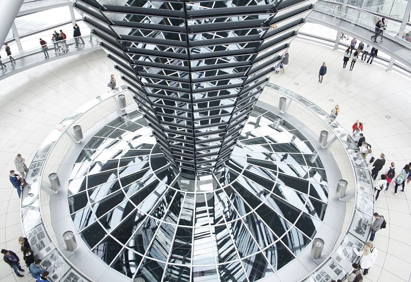 Menschen in der Glaskuppel des Berliner Bundestags.