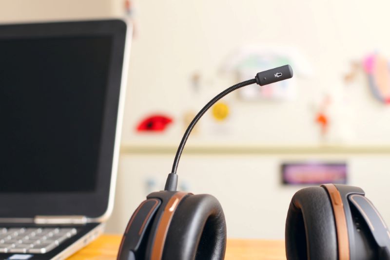 Laptop und Headset mit Mikrofon als Symbol für die Ausrüstung der Call-Center-Betrüger.