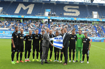 Die Manschaft von Duisburg mit den neuen Trikots, die die Aufschrit XTiP tragen