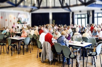 Volle Tische beim Bingo in den Riehler Heimstätten